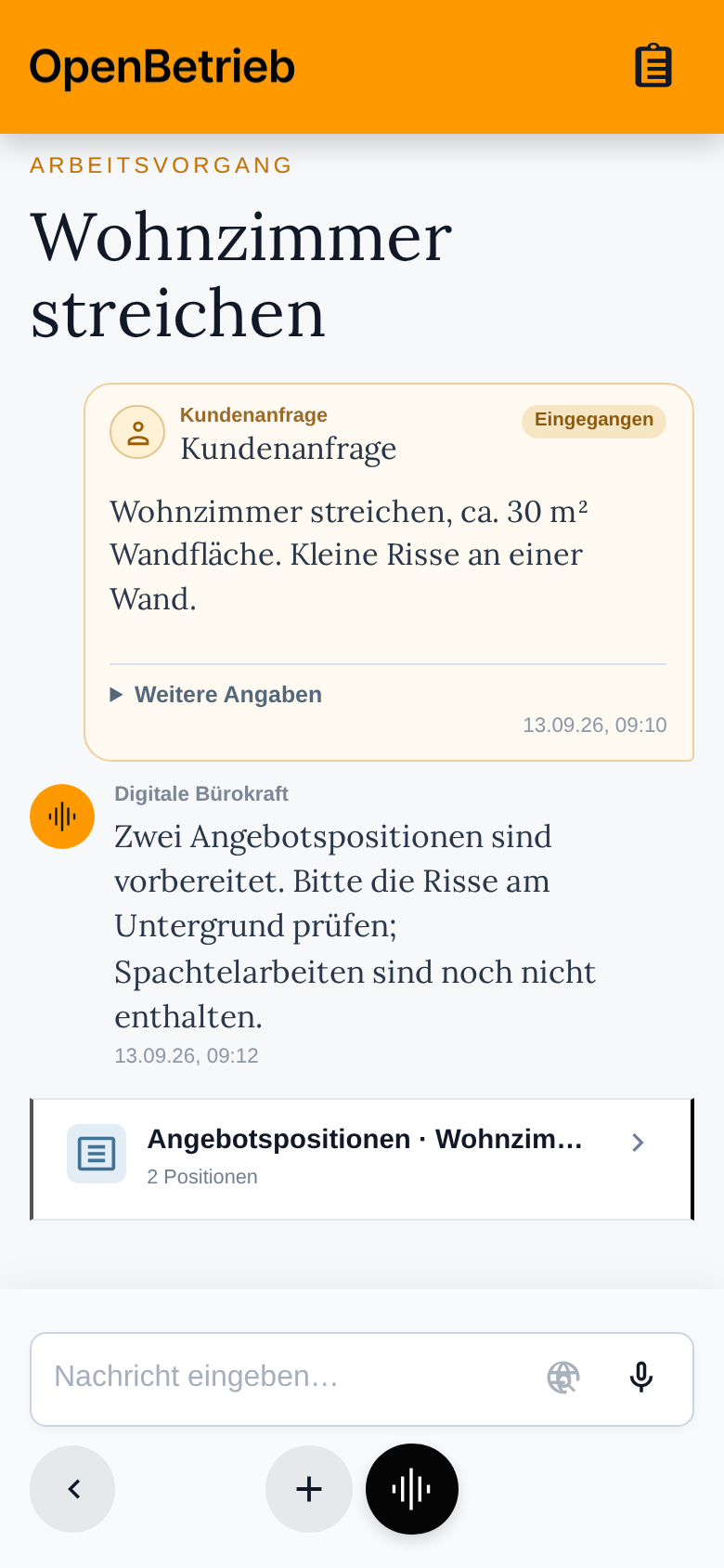 Derselbe Wohnzimmerfall in OpenBetrieb: Kundenanfrage, vorbereitete Positionen und Hinweis zur Prüfung des Untergrunds.